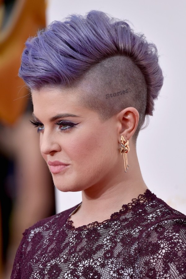 Fasson Haarschnitt für Damen – probieren Sie eine rebellische Fade Frisur aus lila haare hollywood