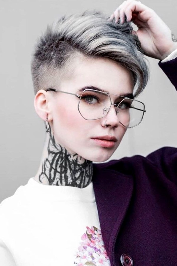Fasson Haarschnitt für Damen – probieren Sie eine rebellische Fade Frisur aus silber haare brillen