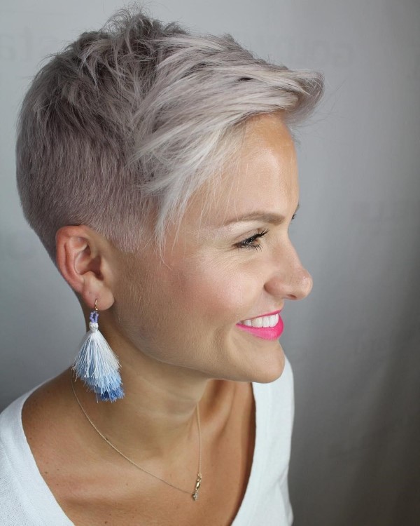 Fasson Haarschnitt für Damen – probieren Sie eine rebellische Fade Frisur aus silber haare grau