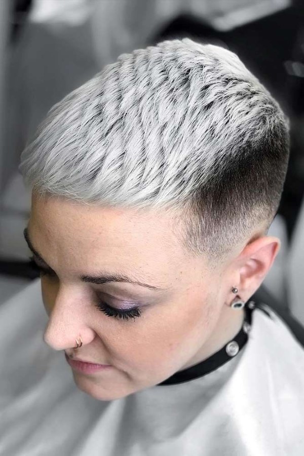 Fasson Haarschnitt für Damen – probieren Sie eine rebellische Fade Frisur aus weiß und grau trend