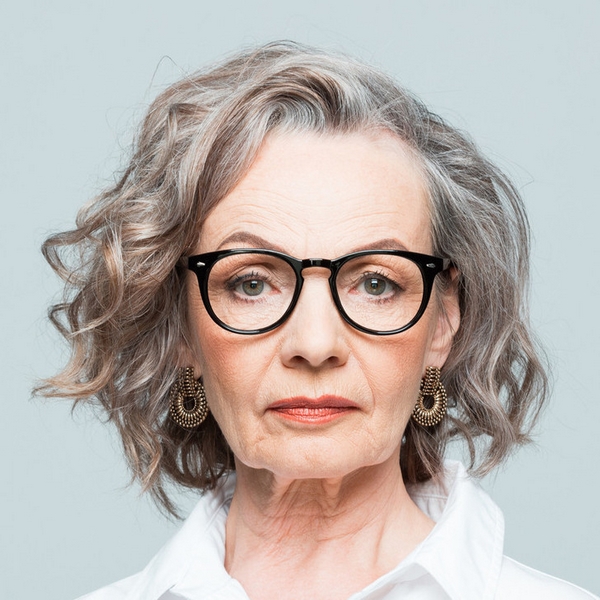 Frisuren mit Brille für Damen über 50