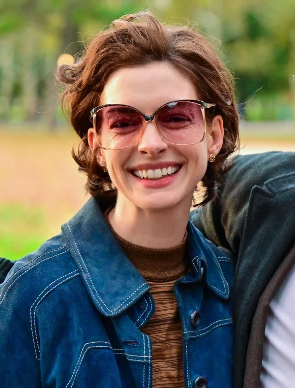 Gestufter Bob mit Brille – stilvolle Ideen und praktische Styling Tipps Anne Hathaway frisur