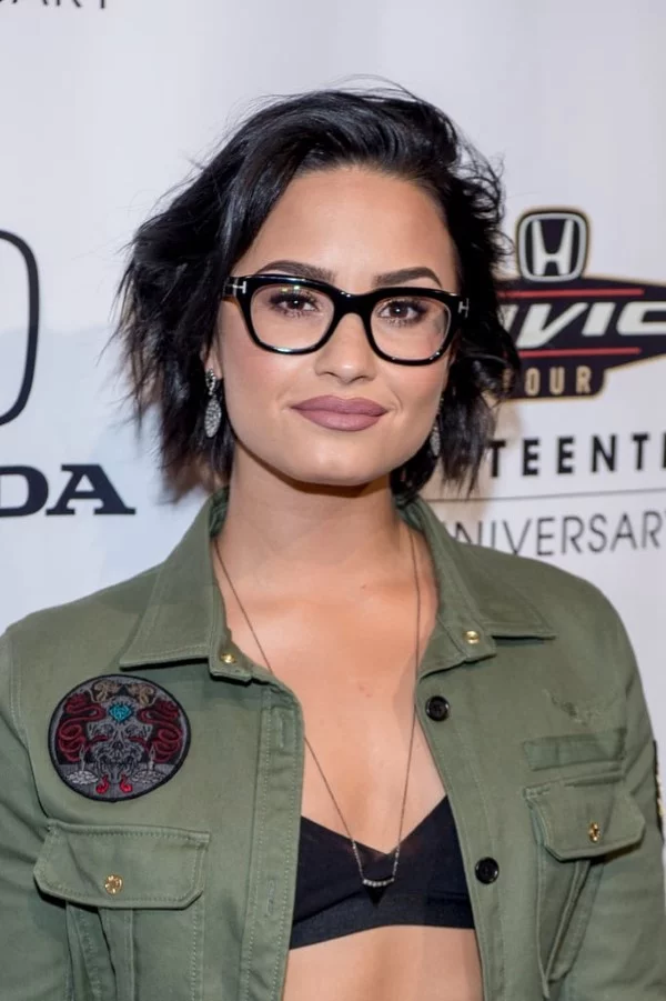 Gestufter Bob mit Brille – stilvolle Ideen und praktische Styling Tipps Demi Lovato frisur