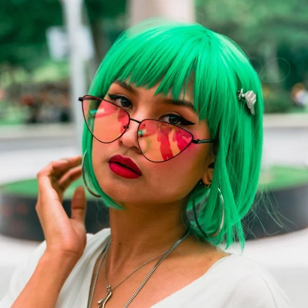 Gestufter Bob mit Brille – stilvolle Ideen und praktische Styling Tipps atemberaubende grüne haare