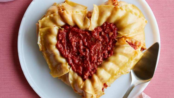 Herzhaftes zum Valentinstag in Herzform Lasagne in Herzform mit Tomatenpüree in der Mitte schmeckt gut