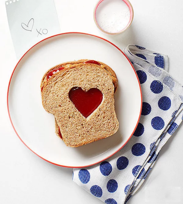 Herzhaftes zum Valentinstag in Herzform romantisches Frühstück Toast Herz ausstechen mit Konfitüre füllen