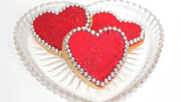 Herzhaftes zum Valentinstag in Herzform rote Kekse in Herzform das beste Dessert