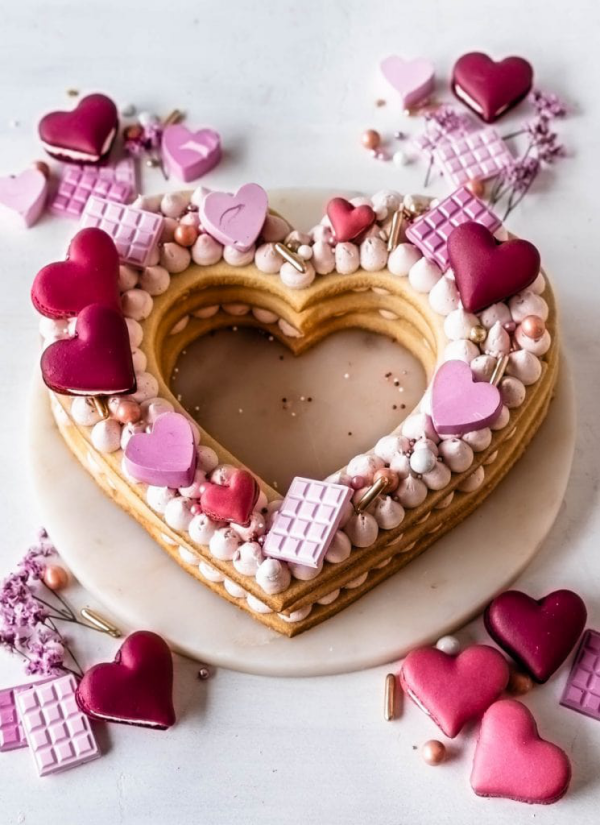 Herztorte zum Valentinstag einfache Zubereitung tolle Verzierung viele kleine Herzen