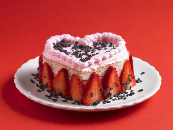 Herztorte zum Valentinstag einmaliger Geschmack frische Erdbeeren Schokoraspeln