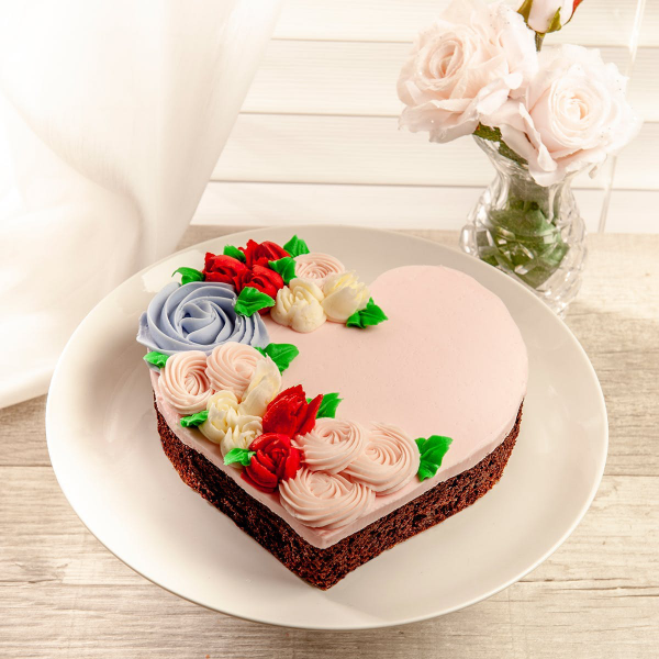 Herztorte zum Valentinstag mit Oblaten-Rosen dekoriert süße Versuchung am Tag der Liebe