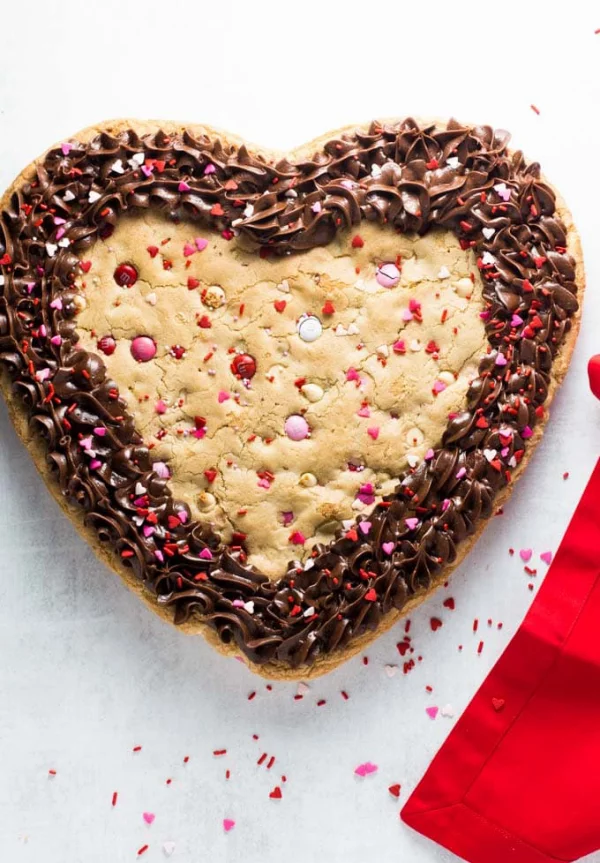 Herztorte zum Valentinstag mit zartschmeckender Schokocreme perfekt verziert