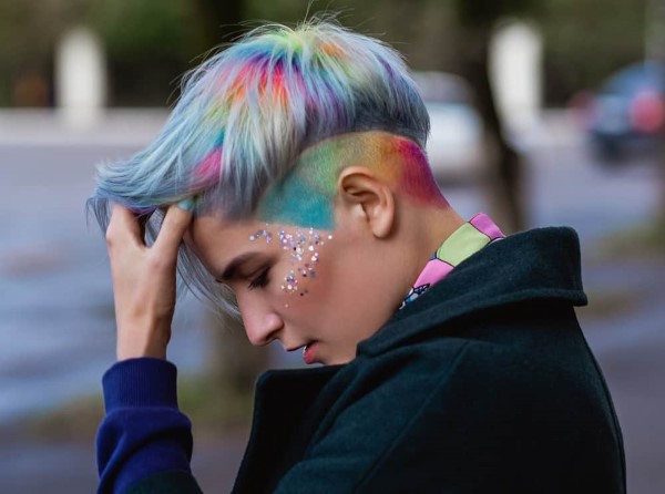 Kurzhaarfrisuren mit Strähnen und Balayage – Frisurentrends 2022 regenbogen prism haarfarbe