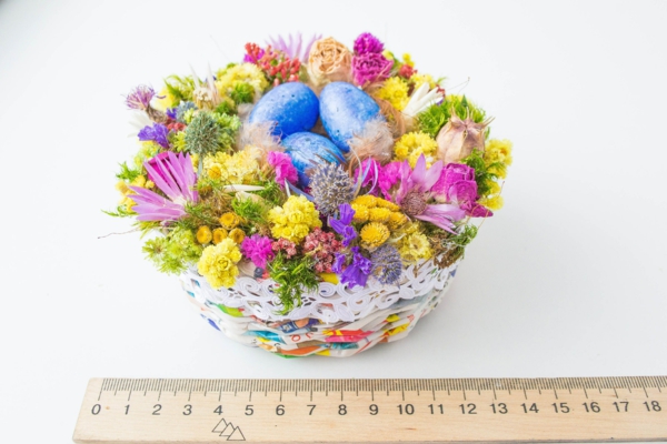 Osterdeko basteln aus Naturmaterialien nest aus getrockneten Blumen korb