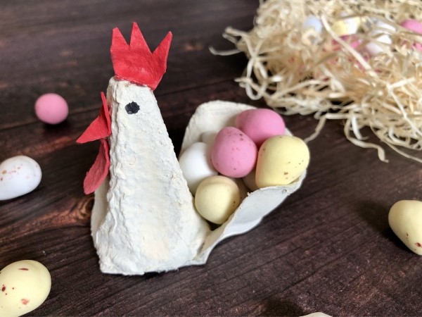 Osterdeko basteln mit Kindern – zauberhafte Ideen zum Inspirieren huhn eier eierkarton