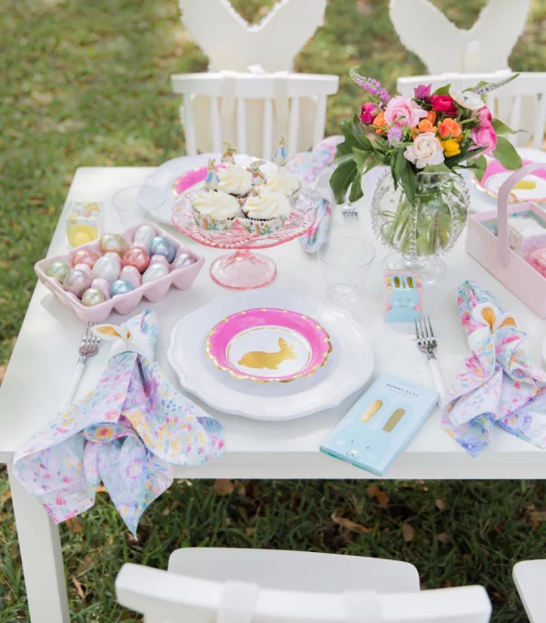 Osterdeko für Kinder Tisch draußen im Garten schmücken schöne Blumen in Vase ostereier in Pastellfarben
