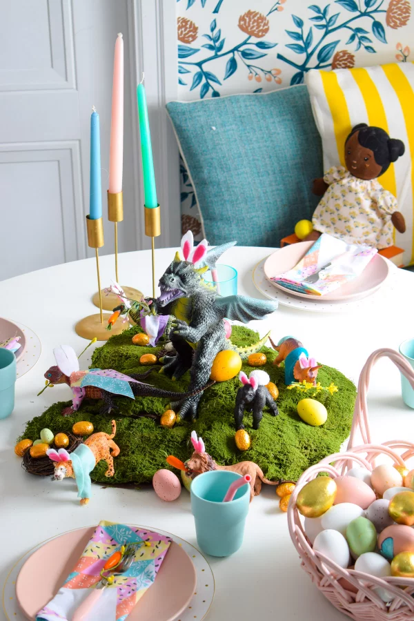 Osterdeko für Kinder Tischdeko in grellen Farben Lieblingstiere der Kleinen in der Mitte der Dekoration