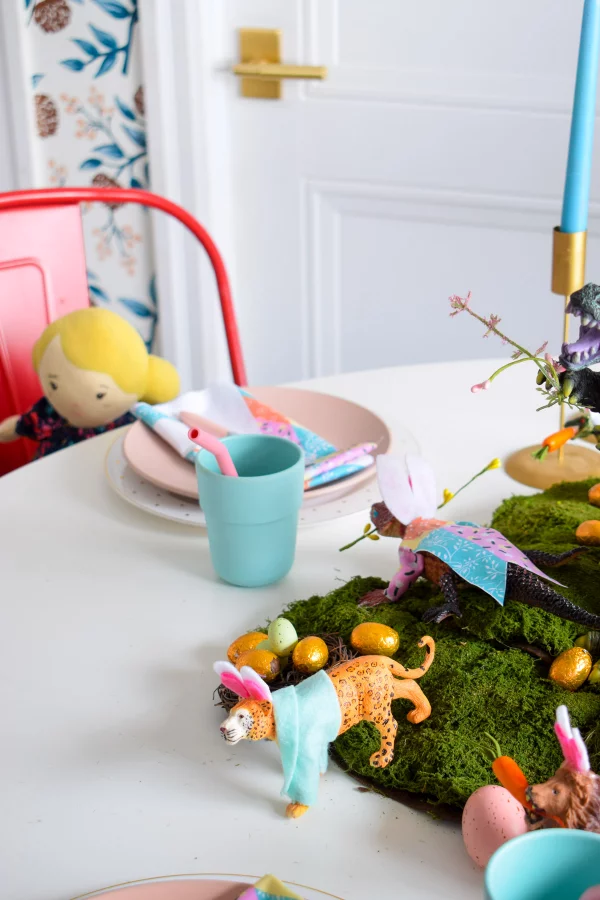 Osterdeko für Kinder Tischdeko in grellen Farben Lieblingstiere der Kleinen in der Tischmitte platziert