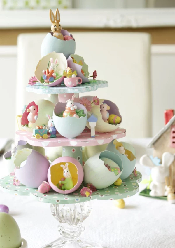 Osterdeko für Kinder bunt gestaltete Etagere Eier Hasen Küken ein herrlicher Tafelaufsatz