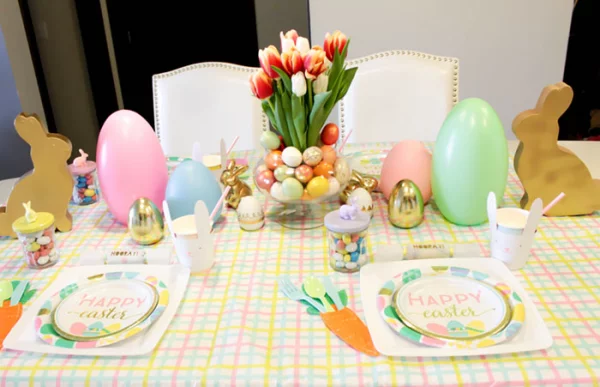 Osterdeko für Kinder lustig amüsant mit viel Liebe gemacht bunt gedeckter Tisch Tulpen Hasen Ostereier
