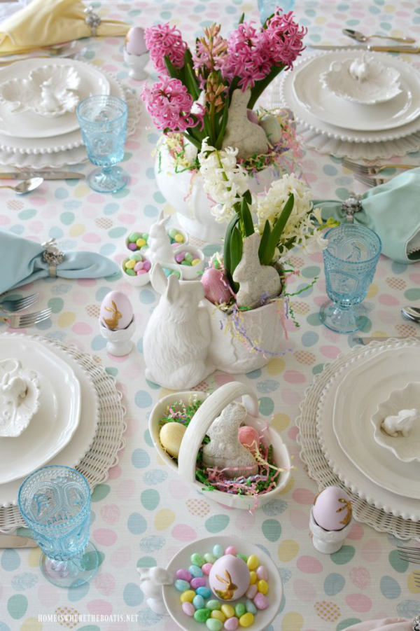 Osterdeko für Kinder lustig amüsant mit viel Liebe gemacht festlich gedeckter in Pastellfarben Tisch kleine Hasen Hyazinthen