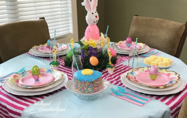 Osterdeko für Kinder schön gedeckter Tisch fröhliche Farben in der Mitte ein Blickfang kleiner Osterhase
