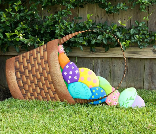 Osterdeko für draußen DIY Idee selbst gemachter Korb bunte Eier im Gras