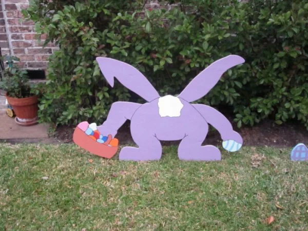 Osterdeko für draußen DIY Ideen lustige Hasenfigur im Gras