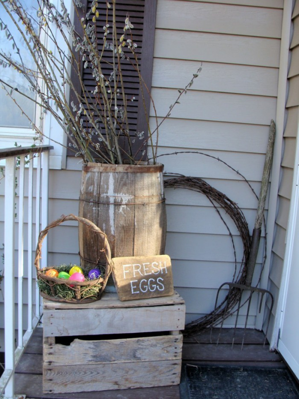 Osterdeko für draußen im rustikalen Stil Holzkiste Korb frische Eier Weidenkätzchen Zweige
