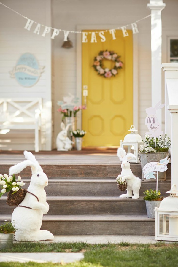 Osterdeko für draußen niedliche weiße Hasen fertig gekaufte Figuren vor dem Hauseingang