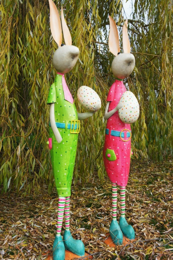 Osterdeko für draußen zwei lustige Hasenfiguren Eier echter Blickfang im Garten