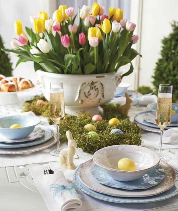Ostertafel dekorieren Festtisch wirkt nicht überladen farbenfrohe Tulpen im großen Topf grüne Nester bunte Eier