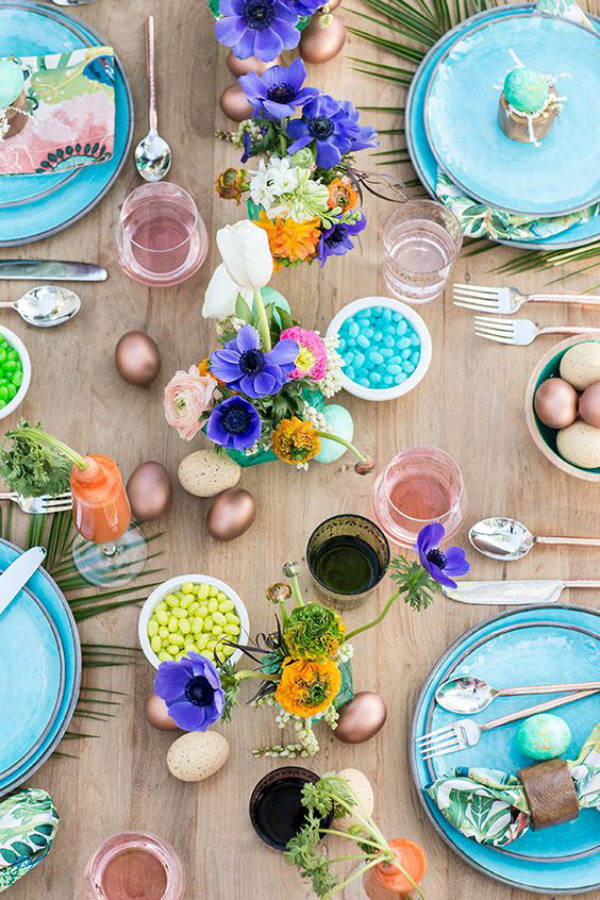 Ostertafel dekorieren festlich gedeckter Tisch bemalte Eier Blau dominiert
