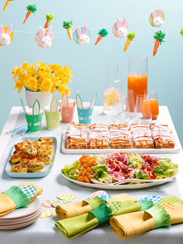 Ostertafel dekorieren für die Kinder Girlanden Hasen Eier Teller Platten mit Süßigkeiten