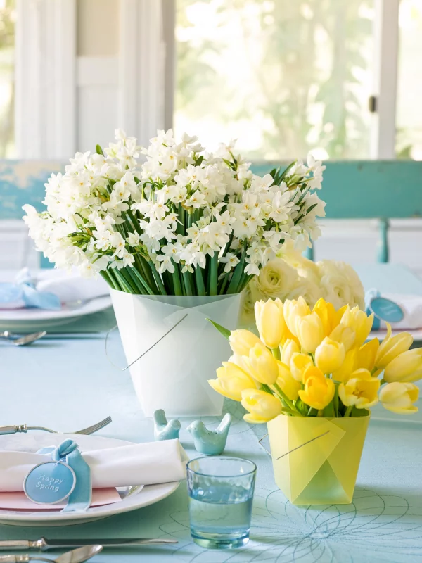 Ostertafel dekorieren gelbe Tulpen weiße Narzissen den Festtisch zum Strahlen bringen