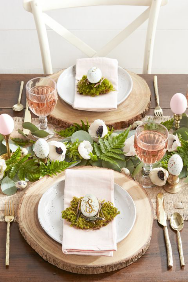Ostertafel dekorieren grüne Farnblätter weiße Anemonen Moos Nester Eier natürliche Note auf dem Festtisch