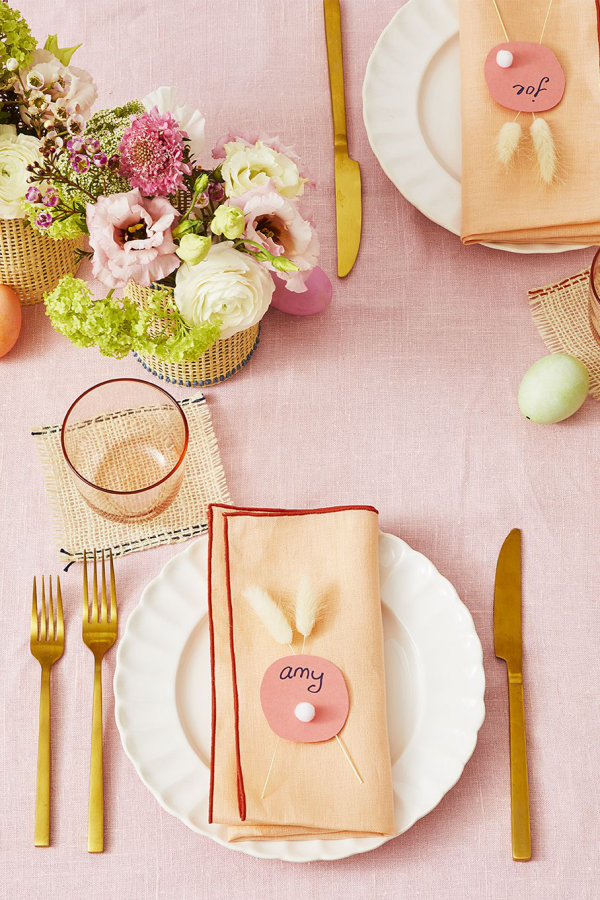 Ostertafel dekorieren hellrosa Tischdecke aus Leinen beigefarbene Servietten Blumen in Pastellfarben aufeinander abgestimmt