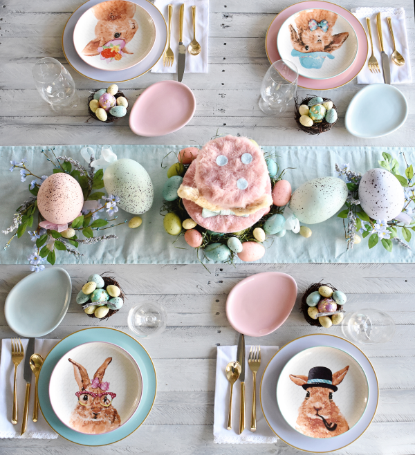 Ostertafel dekorieren in dezenten Farben lustiges Geschirr Tischläufer in hellem Pastellgrün bunte Eier einfach gestaltet schön aussehen
