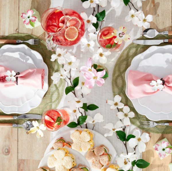 Ostertafel dekorieren schön gedeckter Festtisch viele zarte Blumen