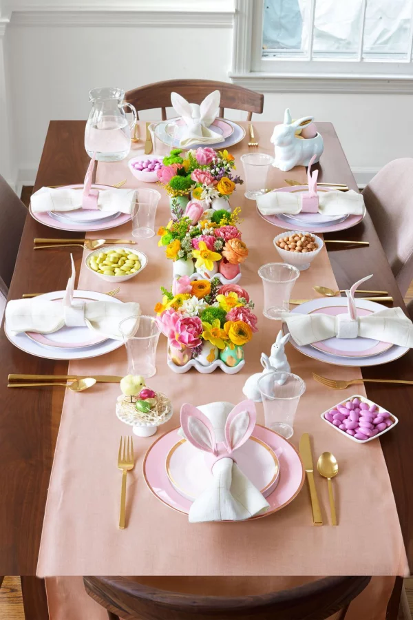 Ostertafel dekorieren stilvoll gedeckter Tisch dezente Farben Blumen in der Mitte als Blickfang Eier Hasen
