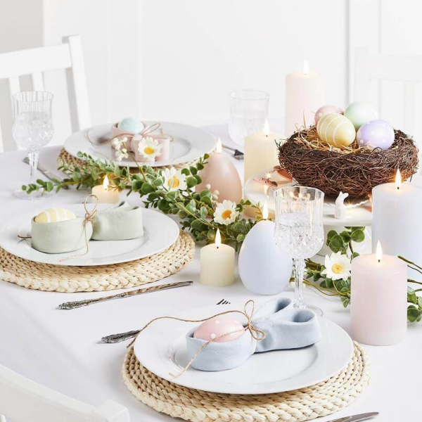 Ostertafel dekorieren stilvoll harmonisch Kerzen Nester Eier aufeinander abgestimmt