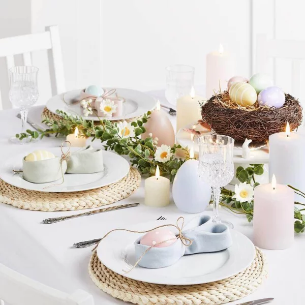 Ostertafel dekorieren stilvoll harmonisch Kerzen Nester Eier aufeinander abgestimmt