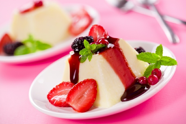 Panna Cotta mit Erdbeersauce und Maracuja italienisches dessert schicht