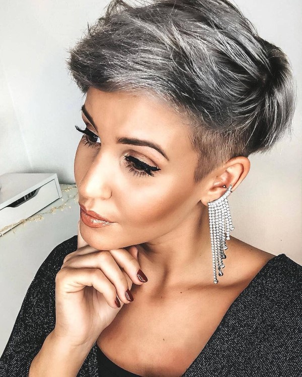 Pixie Cut für graue Haare – der silbrige Granny Hair Trend für Kurzhaarfrisuren dunkel grau schick