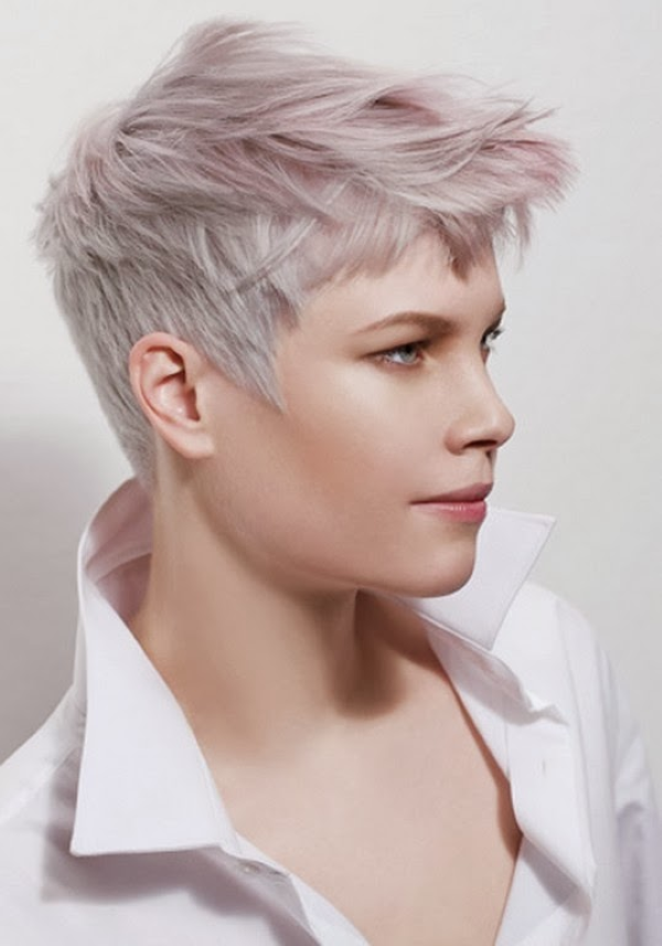 Pixie Cut für graue Haare – der silbrige Granny Hair Trend für Kurzhaarfrisuren hübsche rosa untertöne