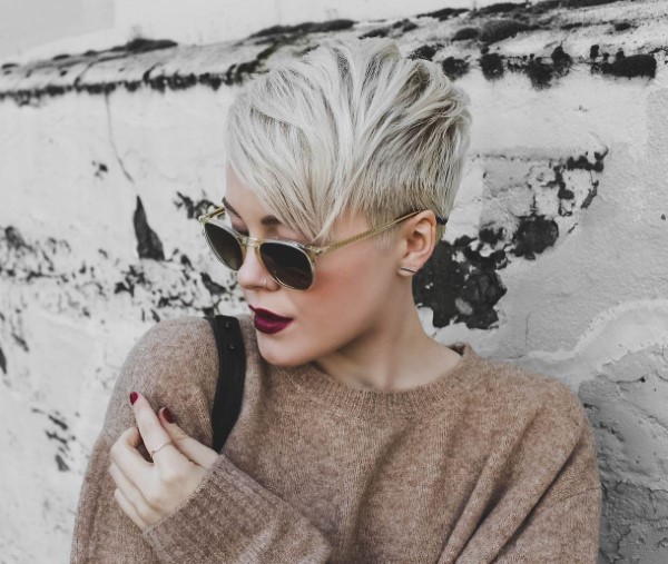 Pixie Cut für graue Haare – der silbrige Granny Hair Trend für Kurzhaarfrisuren mutige frisuren frauen