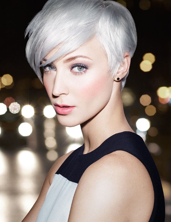 Pixie Cut für graue Haare – der silbrige Granny Hair Trend für Kurzhaarfrisuren schön hell weiß