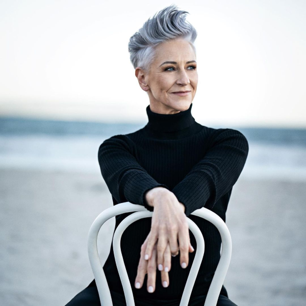 Pixie Cut für graue Haare – der silbrige Granny Hair Trend für Kurzhaarfrisuren schöne haarfarbe für ältere damen