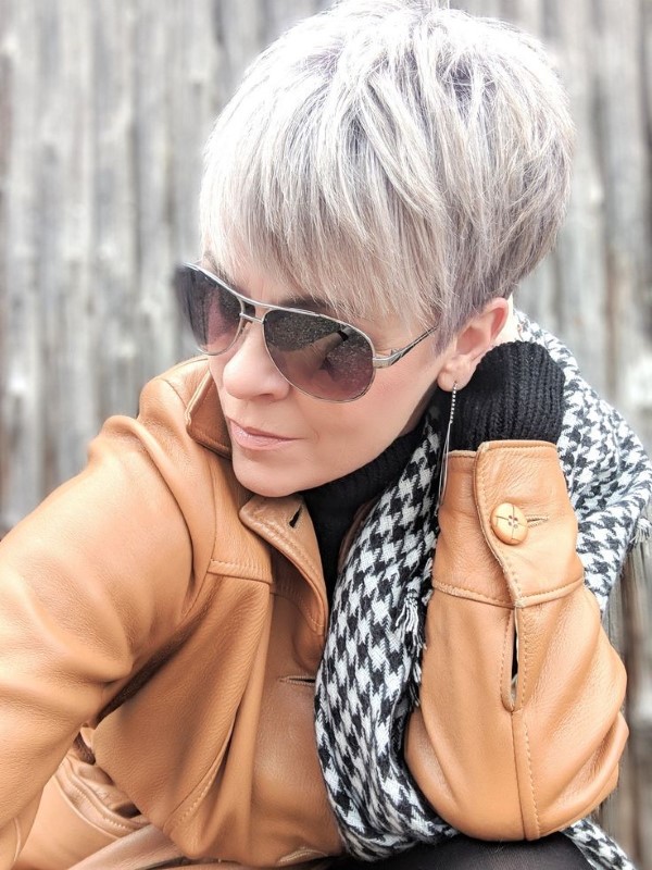 Pixie Cut für graue Haare – der silbrige Granny Hair Trend für Kurzhaarfrisuren schöne pixie kurz hell