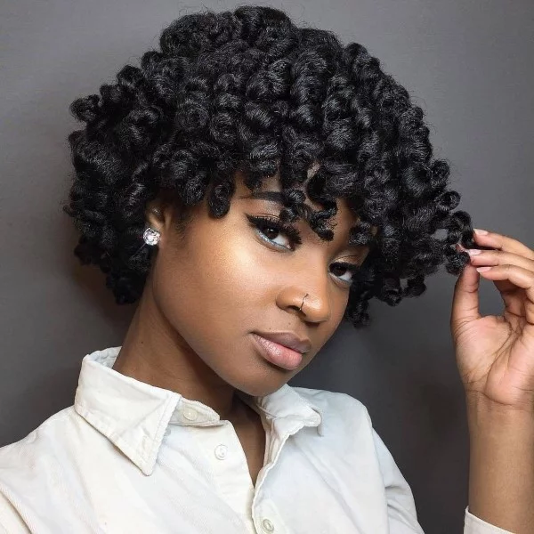 Pixie Cut mit Locken und Wellen – Kurzhaarfrisuren bleiben hoch im Trend schöne ideen für afro haare