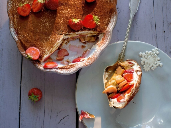 Rhabarber Tiramisu in Auflaufform mit Kakao bestäuben mit halbierten Erdbeeren dekorieren